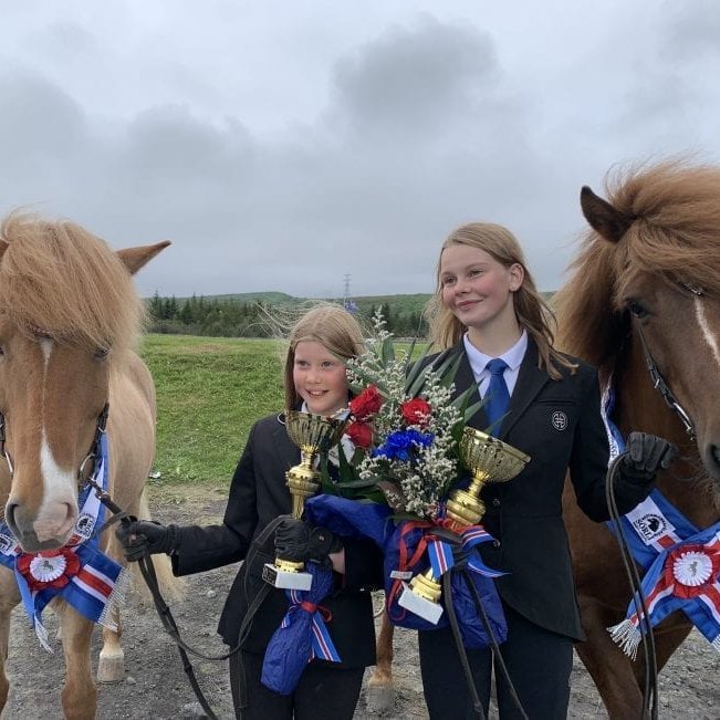Sigurglaðar systur. Mynd: Eiðfaxi.