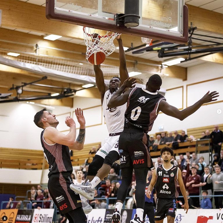 Þessi gaur! Taiwo treður. MYND: DAVÍÐ MÁR