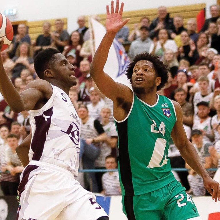 Taiwo sækir að körfu Njarðvíkinga í eftirminnilegri rimmu í úrslitakeppninni síðastliðið vor. MYNDIR: DAVÍÐ MÁR