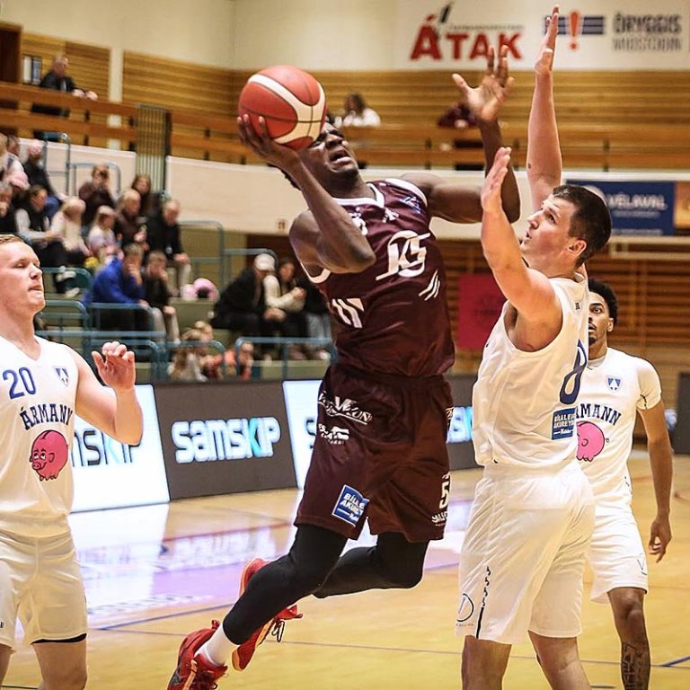 Taiwo tekur flugið að loknu Evrópuskrefinu. MYND AF SÍÐU KKD. TINDASTÓLS