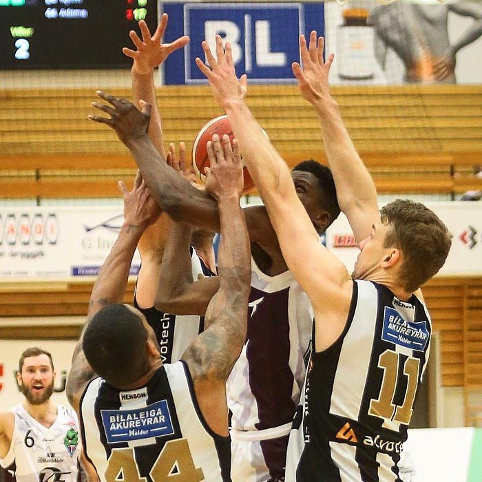 Leiðin að körfunni er ekki alltaf auðfarin. Hér er Taiwo Badmus í baráttunni við nokkra KR-inga á dögunum. MYND: HJALTI ÁRNA