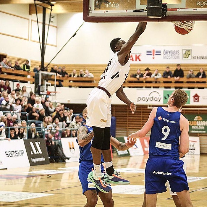 Taiwo flaug um Síkið og var að troða troð, troð var ekki troðið nema Taiwo træði troð... Sorrí ;). MYND: HJALTI ÁRNA