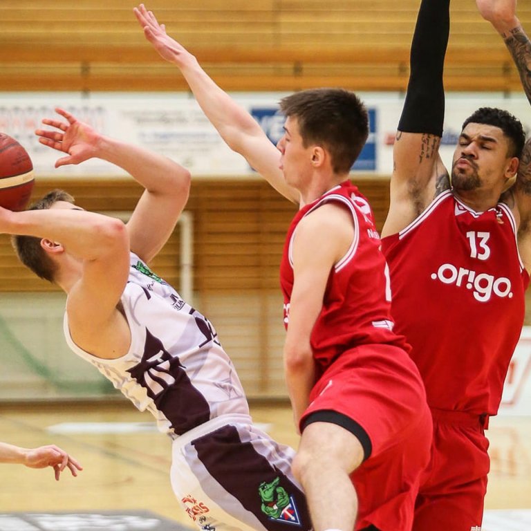 Pétur í brasi gegn vörn Vals. MYND: HJALTI ÁRNA