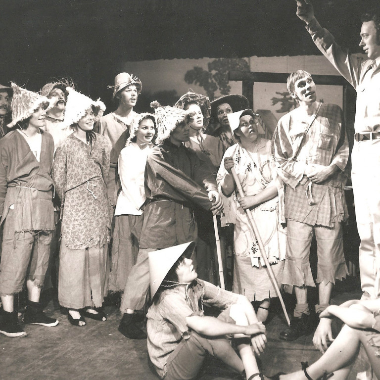 Hilmir Jóhannesson messar yfir þorpsbúum í Tehúsi ágústmánans árið 1973. Steini Hannesar fylgist með en Óli Björn Kárason og Sveinn Ólafsson fylgjast sitjandi með. Mynd: Stefán Pedersen.