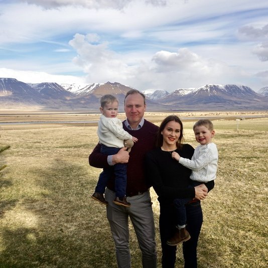 Í hjarta Skagafjarðar líður þeim Teiti og Margréti vel og segja þau næsta verkefni að finna framtíðarhúsnæði í firðinum fagra. Hér eru þau í Geldingaholti með synina Gísla Torfa og Einari Garðari. Myndir aðsendar.