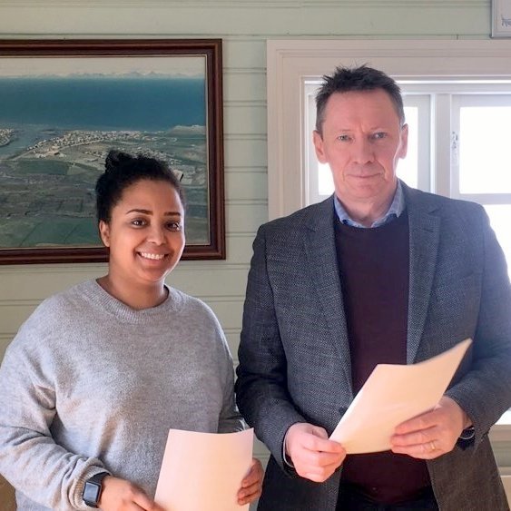 Liya og Valdimar við undirritun samningsins. Mynd: Blönduós.is