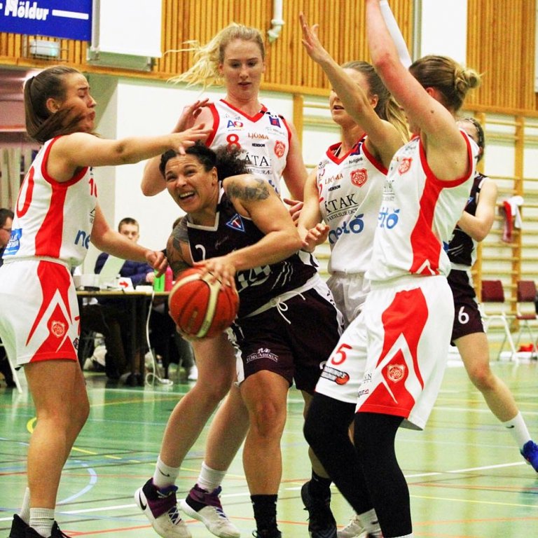 Tess stendur í ströngu. MYND: PALLI JÓH / KARFAN.IS