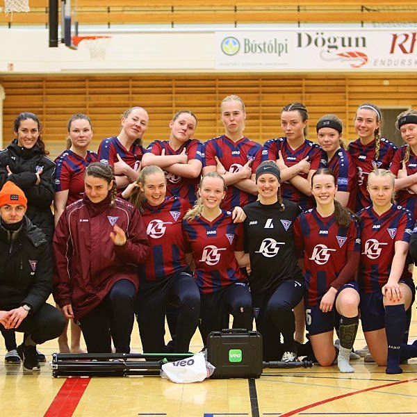 Jói Þórðar ásamt kvennaliði Tindastóls, þjálfurum þeirra og Konna, aðstoðarþjálfara karlaliðsins, að auki. Læk á það! MYND: ÓAB