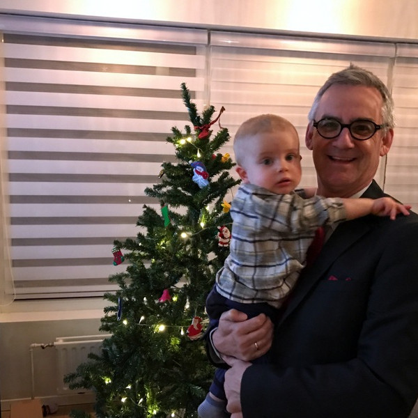 Guðjón ásamt yngsta afastráknum sínum, Leví Hrafni Hallssyni, um jólin.