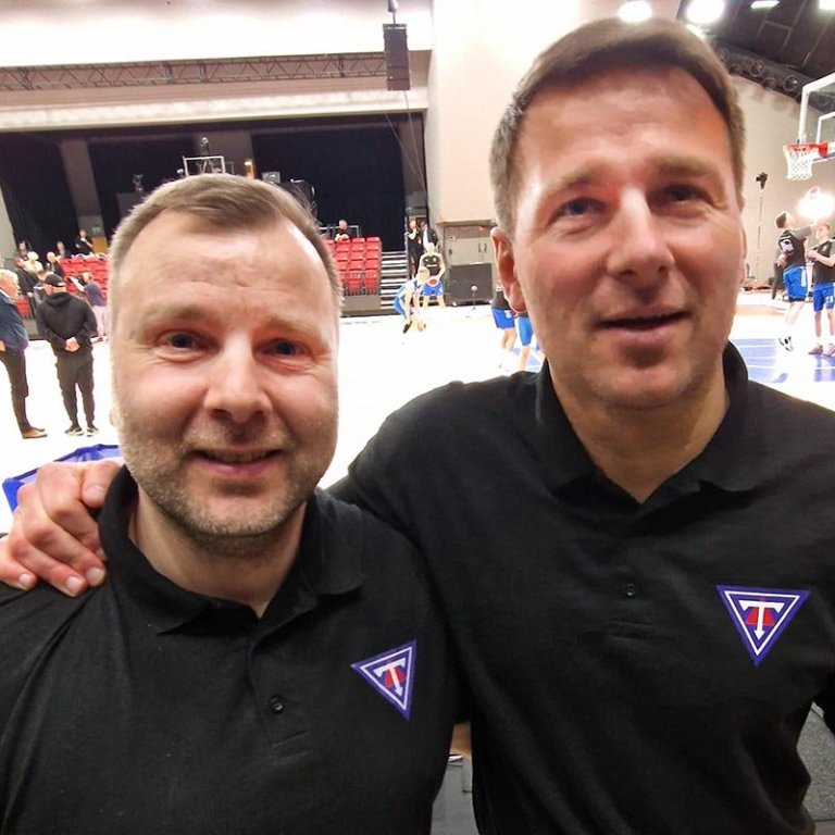 Helgi Margeirs og Svavar Birgis, þjálfarateymi Stólanna, kampakátir í Höllinni. Á FB-síðunni Skín við sólu má finna fjölda mynda af stuðningsfólki Stólanna sem Ómar Bragi smellti á netið. MYND: ÓBS