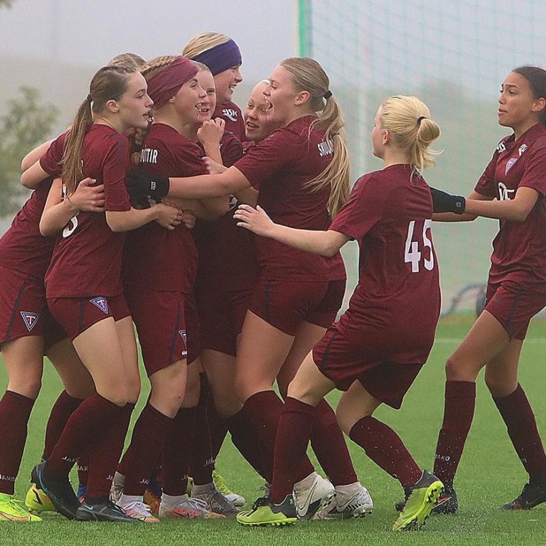 Stelpurnar fagna síðara marki sínu í leiknum. MYNDIR: ÓAB