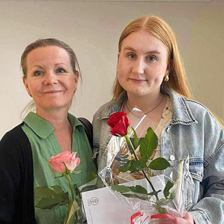 Þóranna Ásdís með Petreu Óskarsdóttur kennaranum sínum. MYND AÐSEND