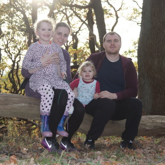 Þórdís ásamt fjölskyldu sinni úti í sænsku náttúrunni. MYND: Úr Einkasafni