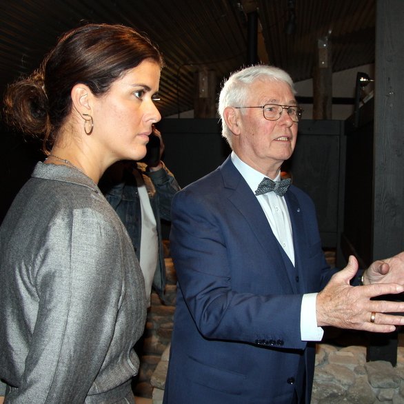 Þórdís Kolbrún Gylfadóttir hlustar af athygli á sagnameistarann og Sturlungasérfræðinginn Sigurð Hansen útskýra söguna sem eitt listaverkið túlkar á sýningunni Á sagnaslóð Þórðar kakala. Mynd: PF.