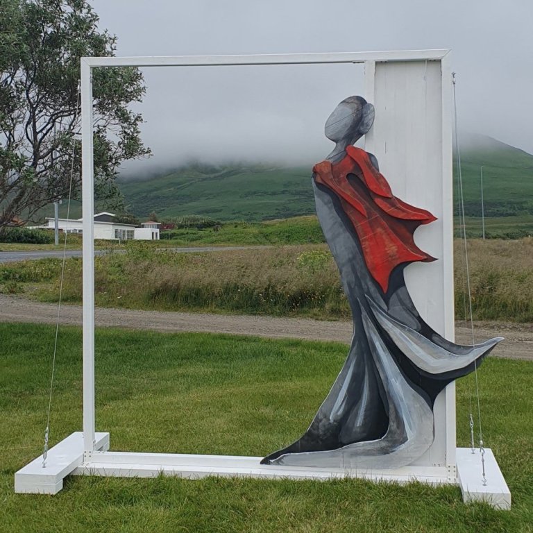Hér má sjá nýja listaverkið á Skagaströnd, myndarammi með Þórdísi spákonu. Mynd tekin af heimasíðunni northiceland.is