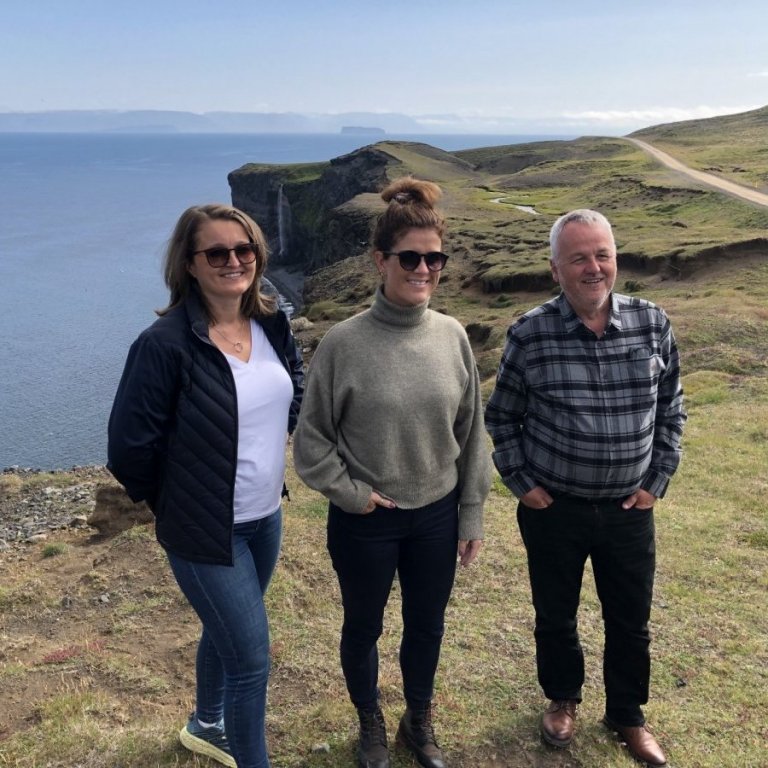 Við Ketubjarg: f.v. Unnur Valborg Hilmarsdóttir framkvædastjóri SSNV, Þórdís Kolbrún Reykfjörð Gylfadóttir ráðherra ferðamála og Skarphéðinn Berg Steinarsson ferðamálastjóri. Mynd: SSNV.