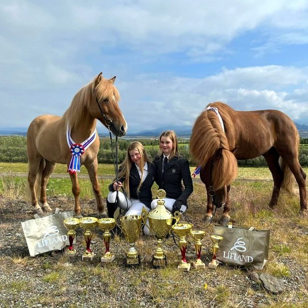 Glæsileg frammistaða hesta og knapa en þær systur Hjördís Halla og Þórgunnur Þórarinsdætur gerðu sér lítið fyrir og lönduðu Íslandsmeistaratitlum um helgina á þeim Flipa og Hnjúki. Mynd: Þórarinn Eymundsson.