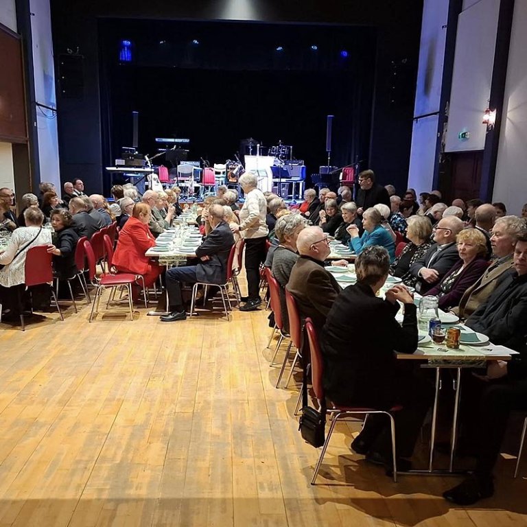 Prúðbúnir gestir á blótinu bíða eftir að matur verði fram borinn. MYNDIR: GUÐMUNDUR HAUKUR