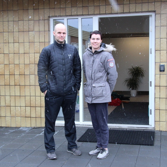 Friðrik Hreinn Hreinsson og Guðrún Helga Tryggvadóttir fyrir framan Þreksport að Borgarflöt 1. Mynd: PF.