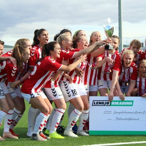 Þróttarar fagna Lengjubikarnum innilega. Mynd: PF.