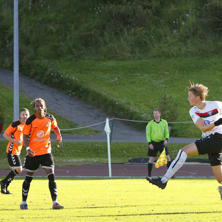 Arnar Ólafs með þrumuskot í fyrri hálfleik en langt yfir markið.  MYND: ÓAB