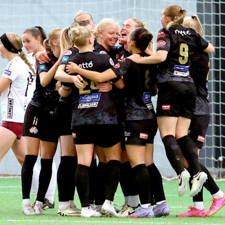 Leikmenn Þórs/KA fagnar marki. Elísa Bríet reynir að hvetja Stólastúlkur í gang. MYND: AKUREYRI.NET