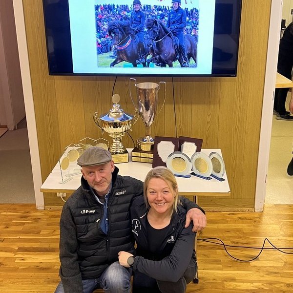 Mynd: Gísli Gíslason og Mette Mannseth fyrir framan verðlaun fyrir hross og árangur í hrossarækt og keppnum. Myndir: Guðrún Stefánsdóttir.