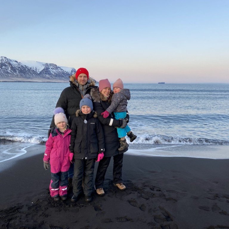 Sandra og Árni Pétur Gunnsteinsson ásamt dætrunum þremur. MYND AÐSEND