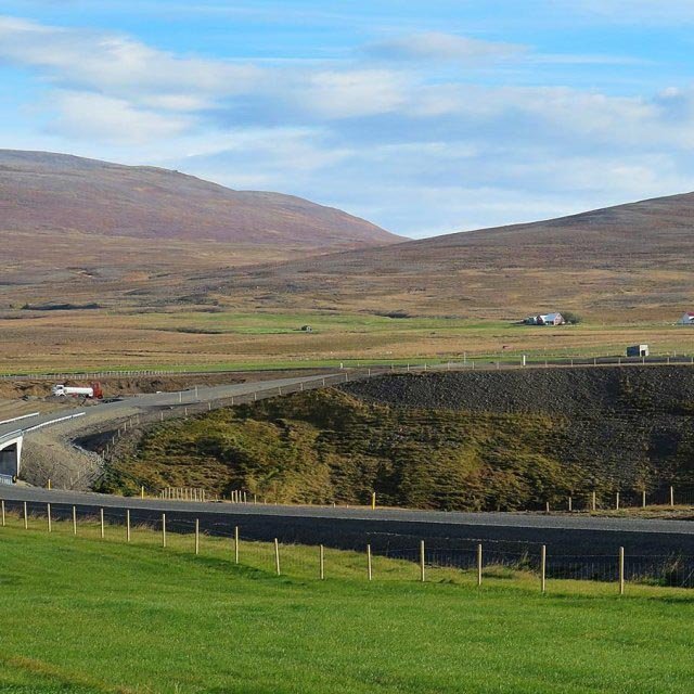 Lokahnykkurinn á Þverárfjallsvegi er mun öruggari en sá gamli í Refasveitinni en mikið grjótkast var á nýja kaflanum og töluvert um rúðubrot. MYND: HING