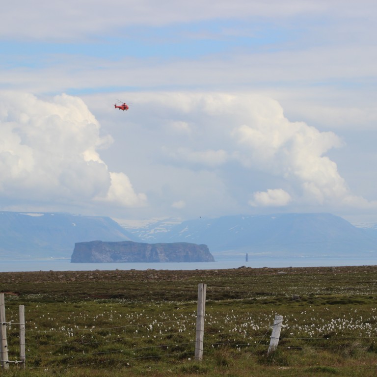 Þyrla Landhelgisgæslunnar á sveimi skammt frá Drangey. Mynd: Alfreð Gestur Símonarson.