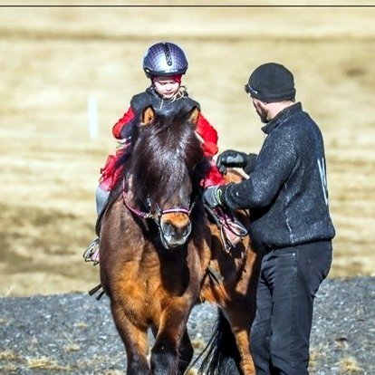 Pollinn Margrét Þóra Friðriksdóttir og pabbi hennar Friðrik Már að hita upp fyrir pollaflokkinn. Mynd: thytur.123.is.