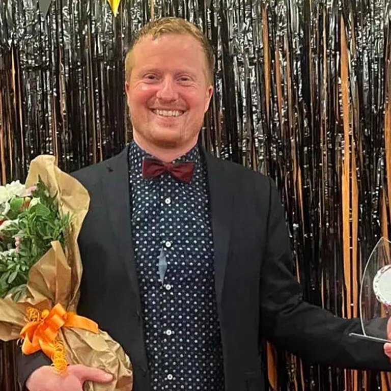 Ekvar Logi Friðriksson kampakátur með sigurlaunin en hann var valinn knapi ársins hjá Þyt. MYND AF NETINU