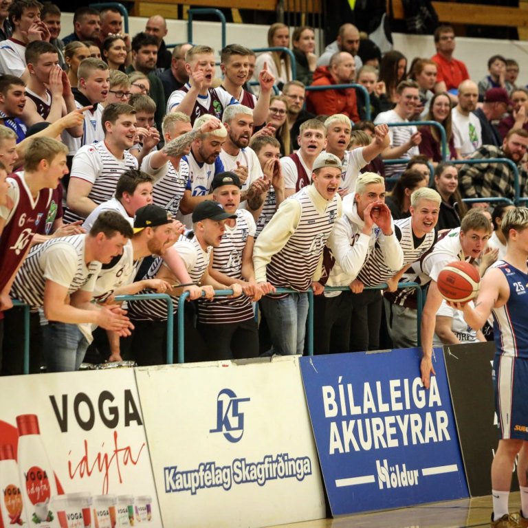 Það var háspenna lífshætta í Síkinu þegar Keflvíkingar sóttu Tindastólsmenn heim sl. mánudagskvöld. Stuningmenn voru vel með á nótunum og segir Svavar Atli Birgisson, einn þjálfara Stóla þá gefa aukadropa á tankinn. Mynd: Hjalti Árna.
