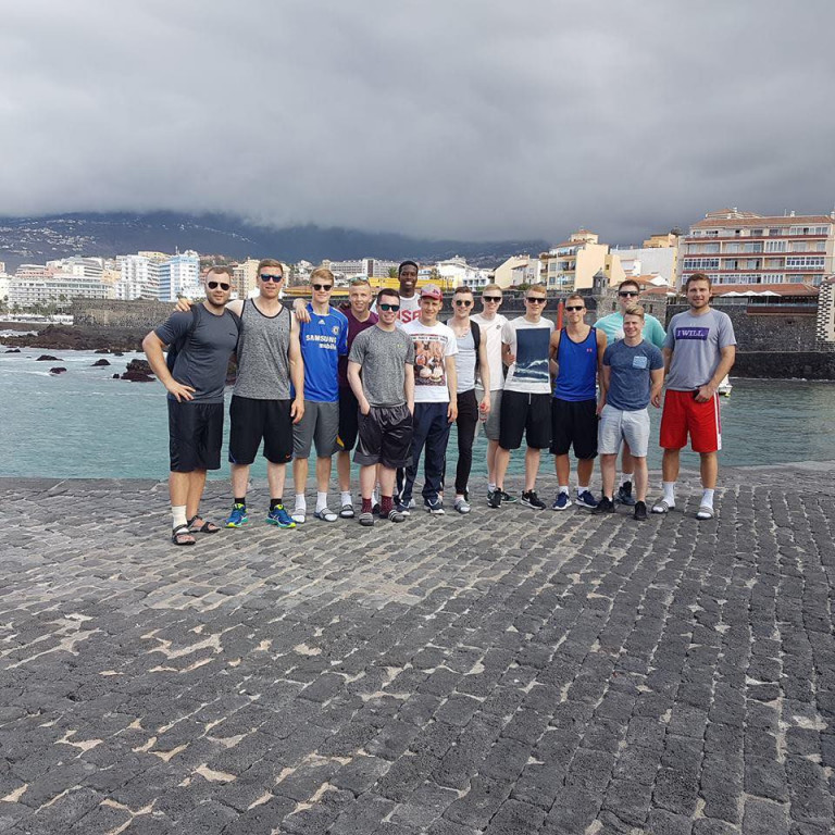 Þungskýjað á Tenerife en létt yfir strákunum.