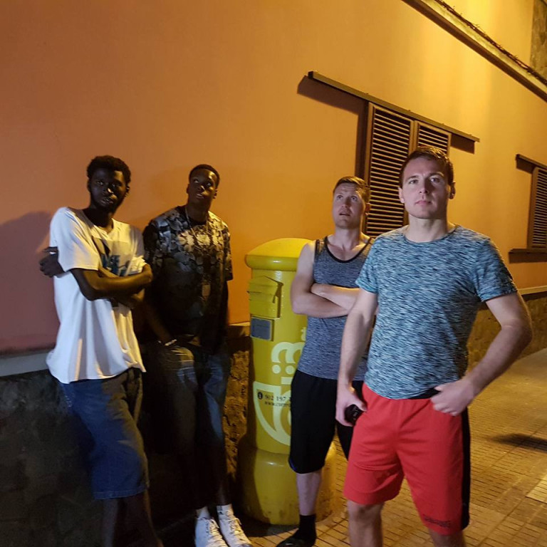 Stórskotalið Tindastóls fylgist með flugeldasýningu. Mynd: HFM.