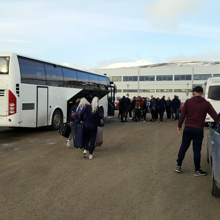 Það var stór hópur knattspyrnuiðkenda úr Tindastól sem hélt áleiðis til Keflavíkur í morgun en þaðan verður flogið seinna í dag til Spánar. Mynd: PF.