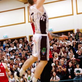 „Skildu þessi andlit gleyma þessu augnabliki í bráð?“ spyr myndasmiðurinn Davíð Már Sigurðsson á Facebooksíðu sinni. Þar er kafteinninn sjálfur Pétur Rúnar Birgisson að skora sigurkörfu Stóla í fjórða lek liðanna. Myndina tók Andri Þór Sigurðsson fyrir Davidmar.Net