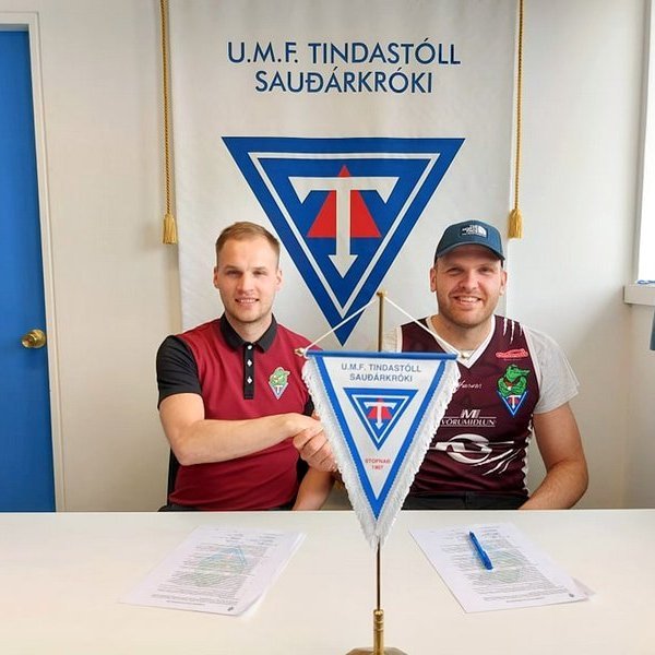 Baldur Þór Ragnarsson, þjálfari, og Sigurður Þorsteinsson, nýjasti liðsmaður Tindastóls, handsala leikmannasamninginn. Aðsend mynd.