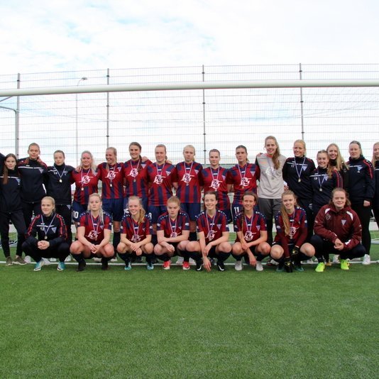 Þeir félagar Guðni Þór Einarsson þjálfari kvennaliðs Tindastóls og Jón Stefán Jónsson hafa náð frábærum árangri með liðið undanfarin ár. Myndin er tekin haustið 2018 þegar stelpurnar komust upp í Inkasso deildina. Mynd: PF