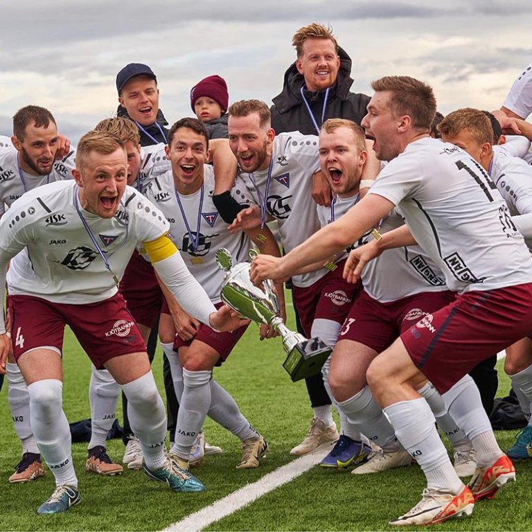 Sverrir fyrirliði og félagar hans kampakátir með bikarinn. Á myndinni að neðan gefur að líta sigurvegarana í 4. deild 2024 – lið Tindastóls! MYNDIR: SIGURÐUR INGI