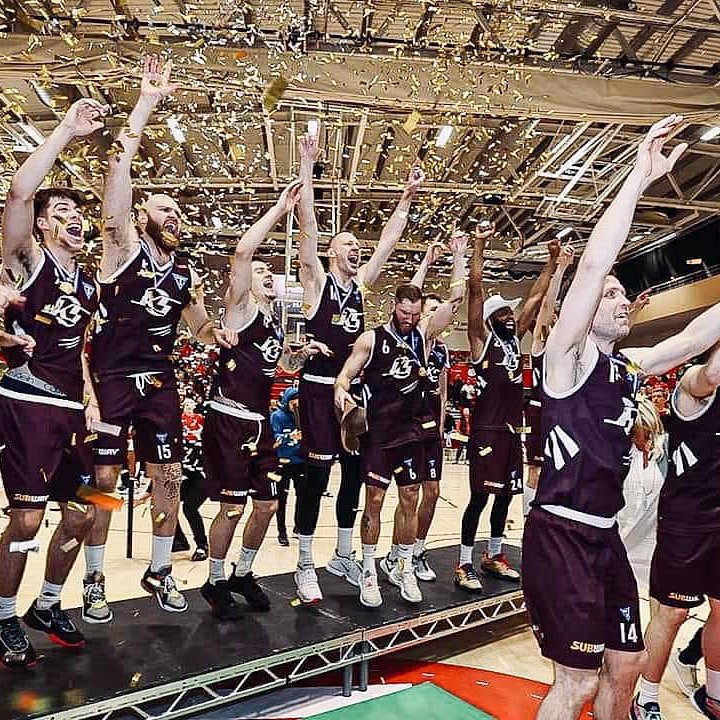 Meistararnir fagna titilinum. MYND AF FB-SÍÐU VÖLU MARGEIRS