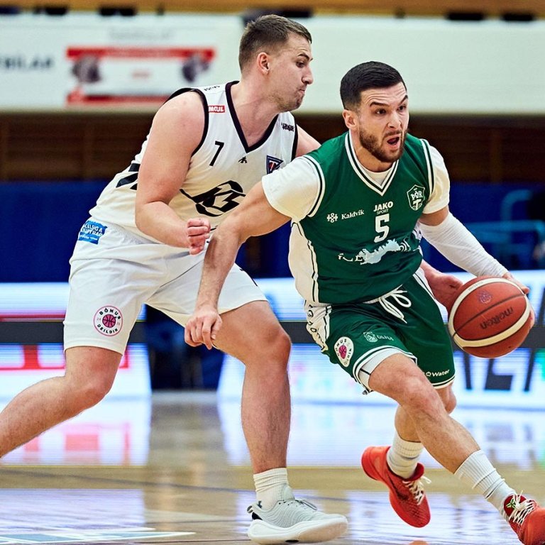 Tilraun til þjófnaðar! Pétur reynir að ræna boltanum af Nikolas Tomsick í gærkvöldi. Sigurður Ingi var líka í Síkinu í gær og flottar myndir frá leiknum má sjá á Karfan.is. MYND: SIGURÐUR INGI