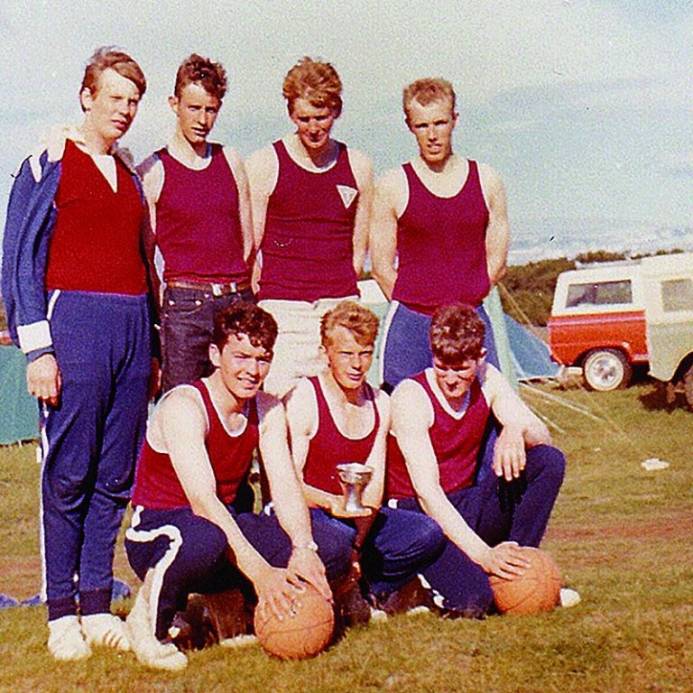 Lið Tindastóls sem lék á Húsafellshátíðinni 1968 eftir sigurleik gegn Skallagrími. Á myndinni sést Pálmi Sighvatz halda á fyrsta bikar í sögu körfuknattleiksdeildar Tindastóls. Á myndinni eru í efri röð frá vinstri: Ólafur Helgi Jóhannsson, Sveinn Sigfússon, Kári Steindórsson og Þórarinn Guðmundsson. Í neðri röð frá vinstri: Óli Jón Gunnarsson, Pálmi Sighvatz og Björn Ottósson.   MYND: INGVAR SIGHVATS