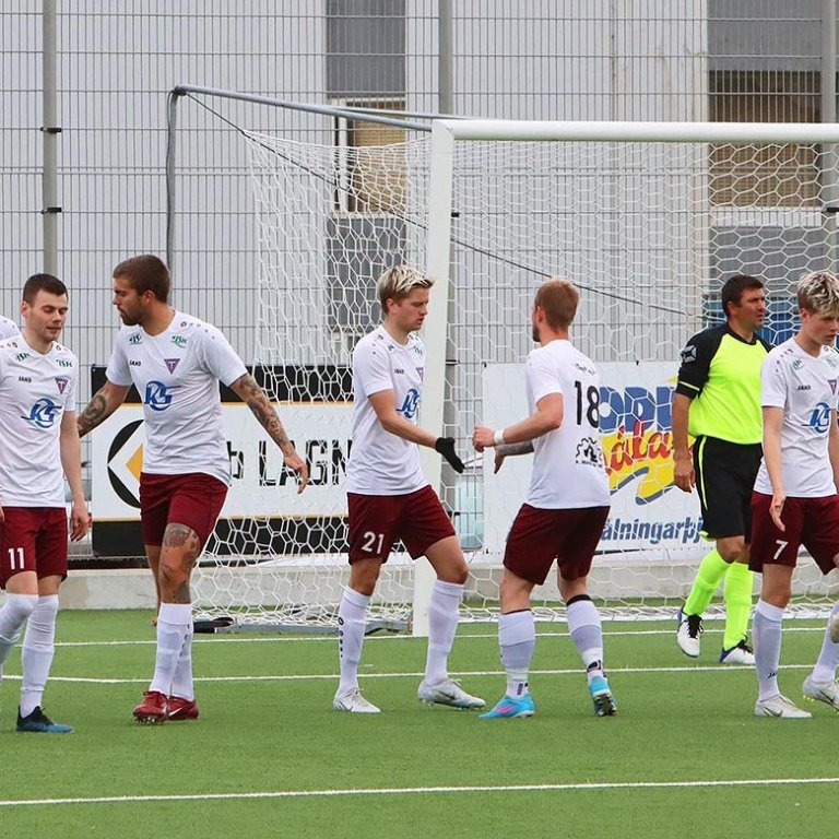 Tindastólsmenn eru í ágætum málum í B-riðlinum. Hér fagna þeir marki á dögunum. MYND: ÓAB