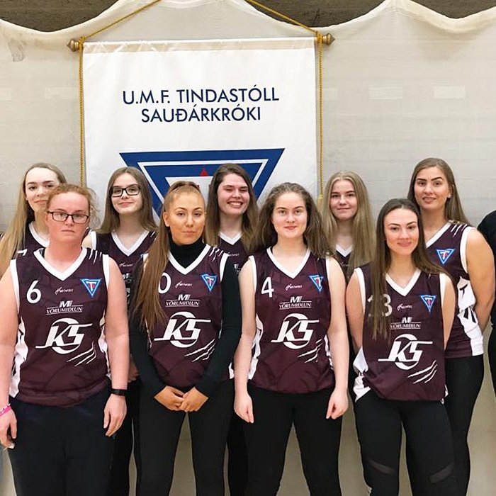 Stólastúlkurnar tíu ásamt formanni körfuknattleiksdeildar. MYND: TINDASTÓLL