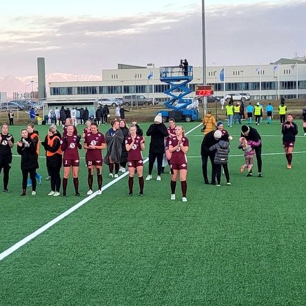 Að leik loknum, svekktar með niðurstöðuna enda ágætur séns á að ná betri úrslitum. Mynd: PF.