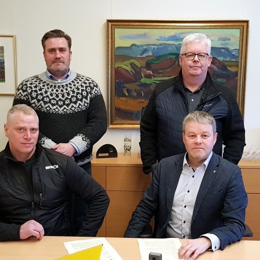 Við undirritun samningsins í dag. Tómas Ellert Tómasson byggingarverkfræðingur og Steinn Leó Sveinsson, sviðstjóri veitu- og framkvæmdasviðs svf. Skagafjarðar standa að baki þeim Baldri Pálssyni, framkvæmda- og byggingarstjóra Eðalbygginga og Sigfúsar Inga Sigfússonar, sveitarstjóra. Mynd: PF.