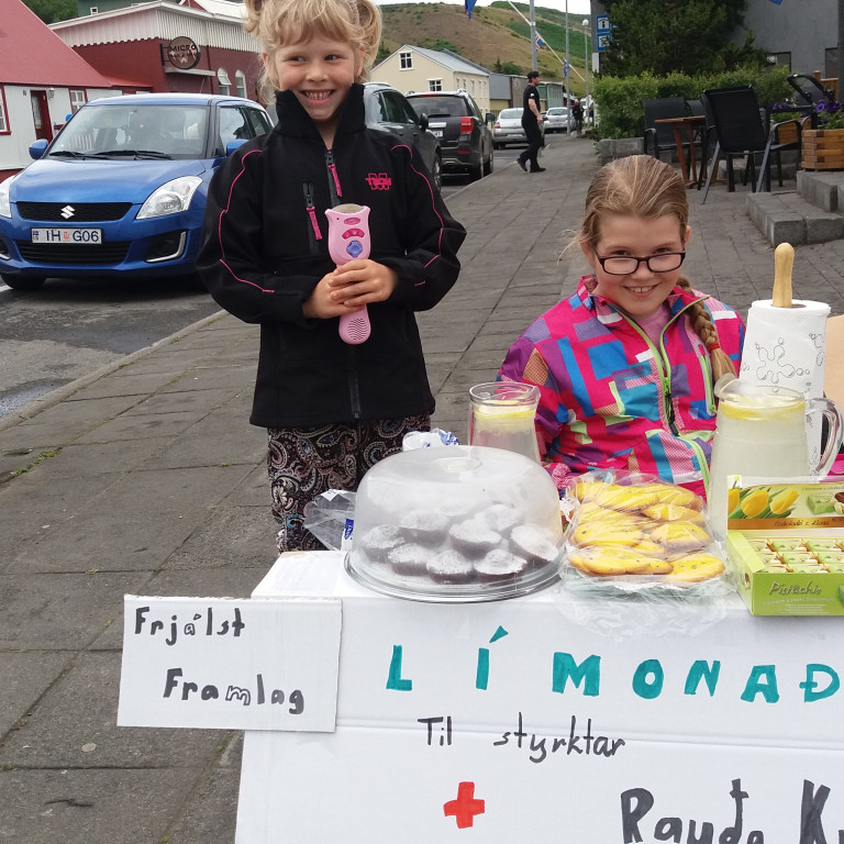 Systurnar Klara og Lára Sigurðardætur á Lummudögum í sumar.