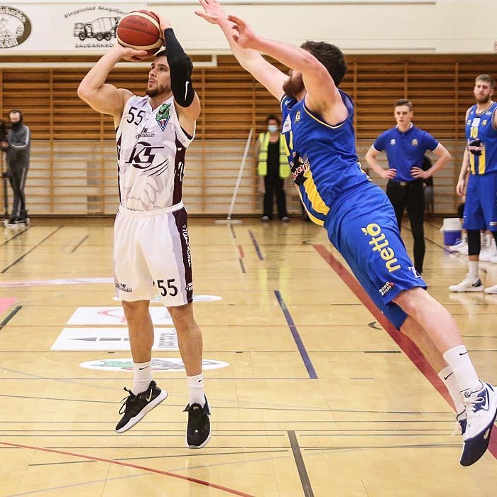 Tomsick lætur vaða og Ólafur Ólafs gerir tilraun til að verjast í leik Tindastóls og Grindavíkur fyrir nokkru. Tomsick var með 18 stig í kvöld gegn sínum gömlu félögum í Stjörnunni. MYND: HJALTI ÁRNA