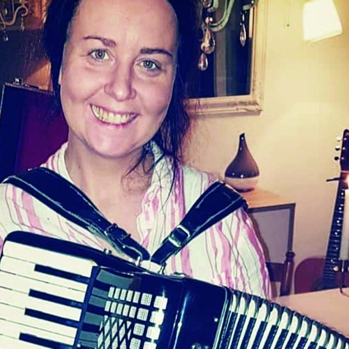 Anna Lóa mundar nikkuna. AÐSEND MYND